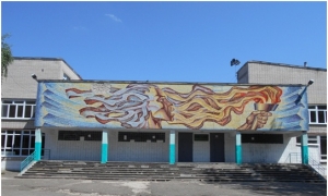 В.Н. Смирнов. Панно на фасаде средней школы №15. 1979 г. Мозаика из керамической плитки.
